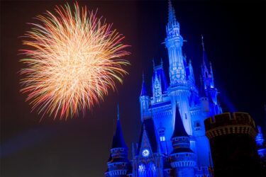 【ＮＥＷＳ！】2021年12月1日より「ディズニー・ライト・ザ・ナイト」の公演が再開☆パークで華麗な花火を！