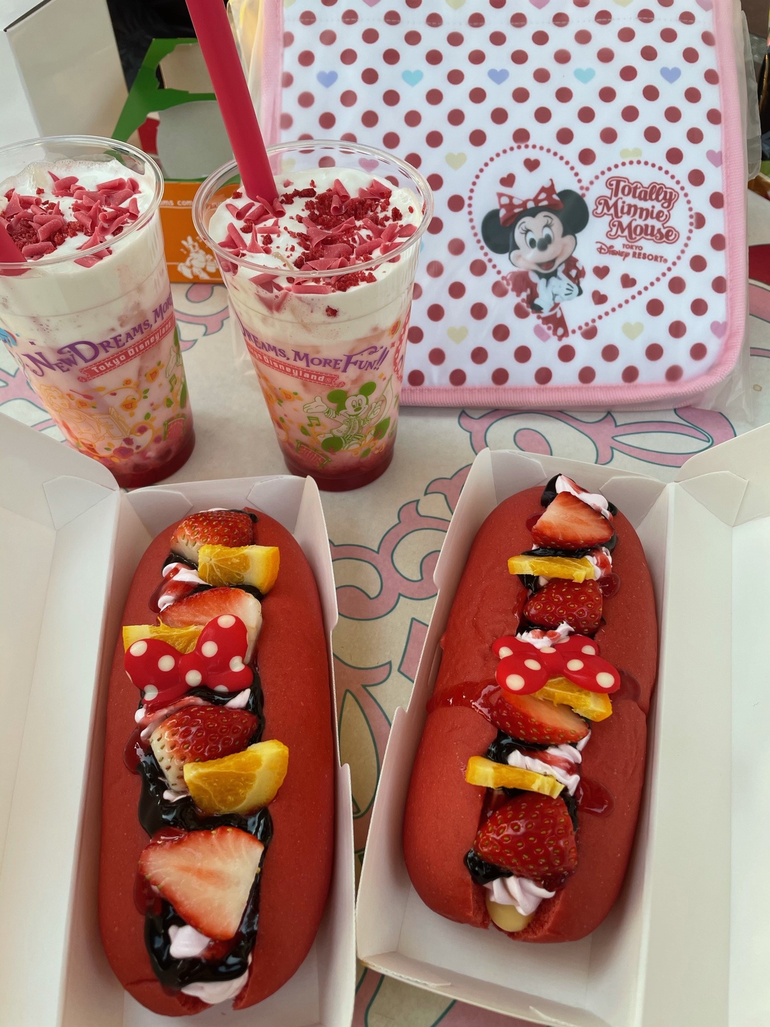 ミニーをイメージしたフルーツサンド＆スペシャルドリンクのセットをご